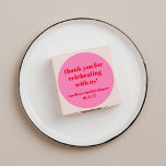 Adesivo Chá de panela Vermelho Cor-de-Rosa Negrito Obrigad<br><div class="desc">Chá de panela Personalizado Simples,  Rosa Brilhante e Vermelho Moderno,  da Tipografia Escuro,  Obrigado Clássico Adesivo Redondo</div>