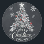 Adesivo Chalkboard Merry Christmas Tree Envelope Seal<br><div class="desc">Celebrar a época de Natal com um adesivo estilo 'Feliz Natal', lindo, ao estilo do quadro chalkboard, com uma festiva árvore de Natal enfeitada com ornamentos e flocos de neve. O efeito de giz branco desenhado à mão sobre o fundo escuro dá a ele um charme vintage, rústico perfeito para...</div>