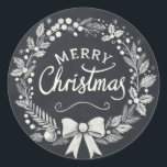 Adesivo Chalkboard Merry Christmas Wreath Stickers<br><div class="desc">Adicione um toque rústico e festivo aos seus presentes e cartas de Natal com estes carinhosamente encantadores adesivos de festas de Natal Feliz. Apresentando uma elegante design de coroa, enfeitada com sagrado, bagas, e um arco decorativo, esses adesivos são perfeitos para selar envelopes, decorar pacotes de presentes, ou adicionar um...</div>