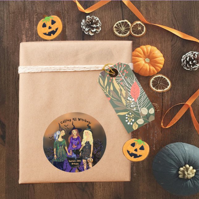 Adesivo Chamando todas as bruxas para o aniversário do Dia (Calling All Witches Halloween Birthday Classic Round Sticker)