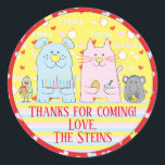 Adesivo Chanucá (1 1/2" ou 3")Gato, Cachorro e Amigos<br><div class="desc">Chanucá Stickers ( 1 1/2" ou 3"). Gato, cão, rato e pássaro se preparando para Chanucá com sua menorah, lats, sonhos e rosquinhas de geleia! Personalize alterando o tamanho, estilo, cor e texto da fonte. Tantos usos: De e para os adesivos de presentes, Obrigado aos adesivos nas bolsas de tratamento,...</div>
