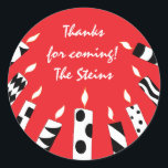 Adesivo Chanucá (1 Velas Vermelhas/Bl de 1/2" ou 3")<br><div class="desc">Personalize alterando o tamanho, estilo, cor e texto da fonte. Tantos usos: De e para os adesivos de presentes, Obrigado aos adesivos nas bolsas de tratamento, Tópicos de Bolo (colar no estojo pesado, colar na ponta do dente da fita na parte traseira do estoque de papelão), ou que tal etiquetas...</div>