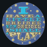 Adesivo Chanukah "Dreidel Play/Dourado,Blue" Stickers Roun<br><div class="desc">Chanukah/Hanukkah "Eu tenho um pequeno Dreidel agora Dreidel, vou tocar/Dourado, azul" Stickers redondos. Divirta-se usando esses adesivos como topos de bolo, fechos de saco ou qualquer coisa que apodreça suas festividades! O plano de fundo pode ser alterado escolhendo entre uma grande seleção de cores. Obrigados para parar e comprar! Seu...</div>