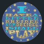 Adesivo Chanukah "Dreidel Play/Dourado,Blue" Stickers Roun<br><div class="desc">Chanukah/Hanukkah "Eu tenho um pequeno Dreidel agora Dreidel, vou tocar/Dourado, azul" Stickers redondos. Divirta-se usando esses adesivos como topos de bolo, fechos de saco ou qualquer coisa que apodreça suas festividades! O plano de fundo pode ser alterado escolhendo entre uma grande seleção de cores. Obrigados para parar e comprar! Seu...</div>