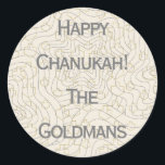 Adesivo Chanukah/Hanukkah "Dreidels/Stars"<br><div class="desc">Chanukah/Chanukkah "Dreidels and Stars" Mancham-se. Silver e Dourados "Dreidels and Stars" Divirtam-se usando estes adesivos como topos de bolo, etiquetas de presentes, fechos de malas ou o que quer que seja que enche suas festividades! Personalize eliminando "Feliz Chanukah Os Goldman" e adicionando suas próprias palavras, usando seu estilo de fonte,...</div>