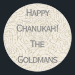 Adesivo Chanukah/Hanukkah "Dreidels/Stars"<br><div class="desc">Chanukah/Chanukkah "Dreidels and Stars" Mancham-se. Silver e Dourados "Dreidels and Stars" Divirtam-se usando estes adesivos como topos de bolo, etiquetas de presentes, fechos de malas ou o que quer que seja que enche suas festividades! Personalize eliminando "Feliz Chanukah Os Goldman" e adicionando suas próprias palavras, usando seu estilo de fonte,...</div>