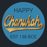 Adesivo Chanukah/Hanukkah Retro Stickers Round<br><div class="desc">Chanukah/Hanukkah Retro Stickers Round. "Retro Happy Chanukah EST 139 BCE" Divirta-se usando esses adesivos como topos de bolo, etiquetas de presentes, fechos de malas ou o que quer que seja que apodreça suas festividades! Personalize excluindo "Happy" e "EST 139 BCE" e adicionando suas próprias palavras, usando seu estilo de fonte,...</div>