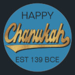 Adesivo Chanukah/Hanukkah Retro Stickers Round<br><div class="desc">Chanukah/Hanukkah Retro Stickers Round. "Retro Happy Chanukah EST 139 BCE" Divirta-se usando esses adesivos como topos de bolo, etiquetas de presentes, fechos de malas ou o que quer que seja que apodreça suas festividades! Personalize excluindo "Happy" e "EST 139 BCE" e adicionando suas próprias palavras, usando seu estilo de fonte,...</div>