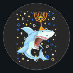Adesivo Chanukah judeu Menorah Shark Engraçado Hanukkah<br><div class="desc">Chanukah judeu Menorah Shark Engraçado Hanukkah</div>