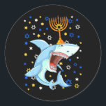 Adesivo Chanukah judeu Menorah Shark Engraçado Hanukkah<br><div class="desc">Chanukah judeu Menorah Shark Engraçado Hanukkah</div>