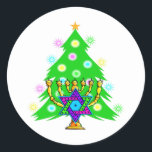 Adesivo Chanukkah e Natal<br><div class="desc">Apresentando uma menorah chanukah em frente a uma árvore de Natal,  mostrando o espírito dos feriados.</div>