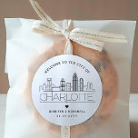 Adesivo Charlotte Skyline | Mensagem de boas-vindas do cas<br><div class="desc">Melhore seus pacotes de boas-vindas do casamento ou favoritos para festas de eventos com um conjunto personalizado de adesivos de boas-vindas! Estes elegantes e mínimos autocolantes são adaptados para um casamento que acontece na bela cidade de Charlotte, Carolina do Norte. Eles apresentam um horizonte moderno de deco com o nome...</div>
