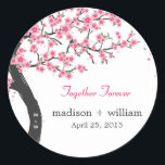 Adesivo Cherry Blossoms Round Favor Sticker<br><div class="desc">Perfeito como adesivos de etiqueta de favor/presente ou como selos de envelope! Apresentando uma cerejeira florescente como símbolo de prosperidade e boa sorte,  esta bela coleção de casamento é perfeita para celebrar seu dia especial.</div>