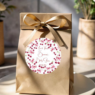 Adesivo Cherry no topo da fita, a favor do chá de fraldas