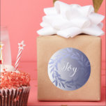 Adesivo Chic Script Joy Blue Foil Wreath Christmas Classic<br><div class="desc">Vestígios festivos de Natal ou adesivo de presente com o texto "Joy" na caligrafia de guião manuscrita em um fundo azul-ombre e um toque na moda de coroa azul. Se precisar de ajuda ou produtos correspondentes,  entre em contato conosco em happydolphinstudio.com. Desenvolvido exclusivamente para você pelo Happy Dolphin Studio.</div>