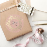 Adesivo Chic Script Joy Dourado Wreath Christmas Dusty Pin<br><div class="desc">Vestido de envelope festivo de Natal ou adesivo de presente com o texto 'Joy' na caligrafia manuscrita em chic, sobre fundo rosado empoeirado e um toque na moda de coroa dourada. Se precisar de ajuda ou produtos correspondentes, entre em contato conosco em happydolphinstudio.com. Desenvolvido exclusivamente para você pelo Happy Dolphin...</div>