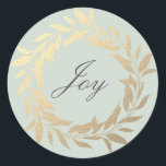 Adesivo Chic Script Joy Dourado Wreath Christmas Pastel Gr<br><div class="desc">Vestido de envelope festivo do Natal ou adesivo de presente com o texto "Joy" na caligrafia de guião em um fundo verde pastel e um toque de na moda de coroa dourada. Se precisar de ajuda ou produtos correspondentes, entre em contato conosco em happydolphinstudio.com. Desenvolvido exclusivamente para você pelo Happy...</div>