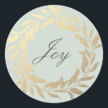 Adesivo Chic Script Joy Dourado Wreath Christmas Pastel Gr<br><div class="desc">Vestido de envelope festivo do Natal ou adesivo de presente com o texto "Joy" na caligrafia de guião em um fundo verde pastel e um toque de na moda de coroa dourada. Se precisar de ajuda ou produtos correspondentes, entre em contato conosco em happydolphinstudio.com. Desenvolvido exclusivamente para você pelo Happy...</div>