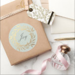 Adesivo Chic Script Joy Dourado Wreath Christmas Pastel Gr<br><div class="desc">Elegante selo festivo do envelope festivo do Natal ou adesivo de presente com o texto "Joy" na caligrafia manuscrita em chic num fundo verde pastel e um toque na moda de coroa dourada. Se precisar de ajuda ou produtos correspondentes, entre em contato conosco em happydolphinstudio.com. Desenvolvido exclusivamente para você pelo...</div>