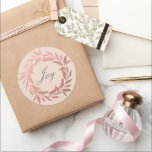 Adesivo Chic Script Joy Rosa Dourado Wreath Christmas Pink<br><div class="desc">Vedante envelope festivo de Natal com o texto "Joy" na caligrafia de guião em um fundo cor-de-pêssego rosa e um toque de na moda da coroa de ouro rosa. Se precisar de ajuda ou produtos correspondentes,  entre em contato conosco em happydolphinstudio.com. Desenvolvido exclusivamente para você pelo Happy Dolphin Studio.</div>