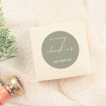 Adesivo Chic Script Merry Christmas Letting Green<br><div class="desc">Traga um toque de na moda para sua temporada de férias com esses adesivos! Apresentando "natal alegre" em letras elegantes de guião branca e seu nome familiar em tipografia ousada de sans serif branca, este adesivo é perfeito para adicionar um toque pessoal a presentes, envelopes ou cartões de natal. Use-o...</div>
