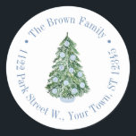 Adesivo Chinoiserie Blue White Christmas Return Endereço<br><div class="desc">Esta design flexível apresenta uma árvore de Natal decorada com ornamentos de jarro de gengibre azul e branco, com borda circular de texto. Mostrado aqui para uma etiqueta de endereço de retorno, mas todos os campos de texto são flexíveis para suas necessidades. Por exemplo, pode ser um obrigado que você...</div>