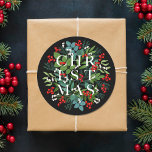 Adesivo CHRISTMAS Berries Greeneray Foliday Black<br><div class="desc">A palavra NATAL encontra-se entre folhas e bagas,  sobre fundo preto (ou qualquer cor) nestes autocolantes redondos,  elegantes para selos de envelopes,  favoritos para festas ou qualquer ocasião de Natal de férias. CORRESPONDENDO a itens na nossa loja.</div>