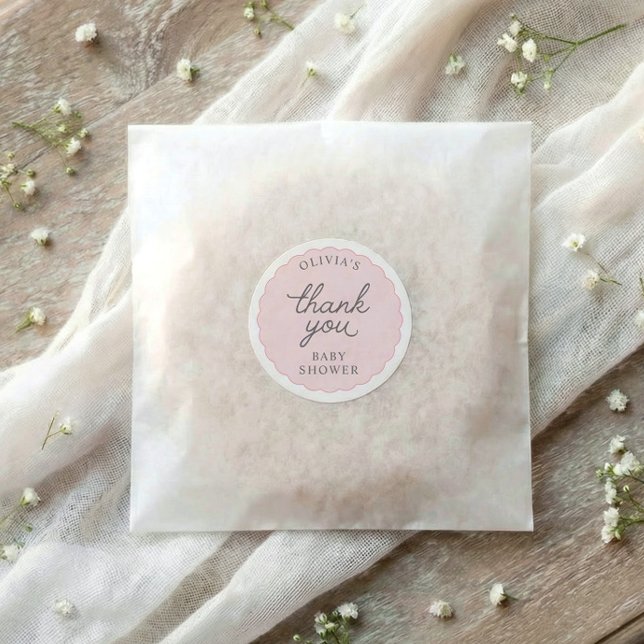 Adesivo Chuva de Bebê Rosa com Moldura Arredondada (Light pink baby shower thank you favor sticker with scalloped frame and script)