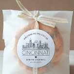 Adesivo Cincinnati Skyline | Mensagem de boas-vindas do ca<br><div class="desc">Melhore seus pacotes de boas-vindas do casamento ou favoritos para festas de eventos com um conjunto personalizado de adesivos de boas-vindas! Estes elegantes e mínimos autocolantes são adaptados para um casamento que acontece na bela cidade de Cincinnati. Eles apresentam um horizonte moderno de deco com o nome da cidade integrada...</div>