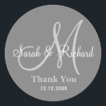 Adesivo Cinza Obrigado Monograma de Casamento<br><div class="desc">Vinhetas iniciais com noiva e nome noivo, data de casamento e obrigado mensagem para expressar sua gratidão no dia do seu casamento ou em qualquer ocasião especial. Este adesivo de casamento monograma está na cor da cinza. Mais cores estão disponíveis para sua escolha. Você também pode personalizar a cor e...</div>