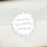 Adesivo Cinzas de Casamento Silhouette Silhouette e Branco<br><div class="desc">Este elegante adesivo de casamento apresenta a silhueta de flores silvestres como uma coroa com os seus nomes. Para uma personalização mais avançada deste design,  clique no BOTÃO FERRAMENTA DESIGN AZUL acima! Itens correspondentes também estão disponíveis.</div>