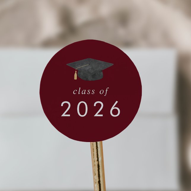 Adesivo Classe de Boné de Formando Vermelho Chic de Gradua (Chic Red Grad Cap Class of 2026 Graduation Classic Round Sticker)