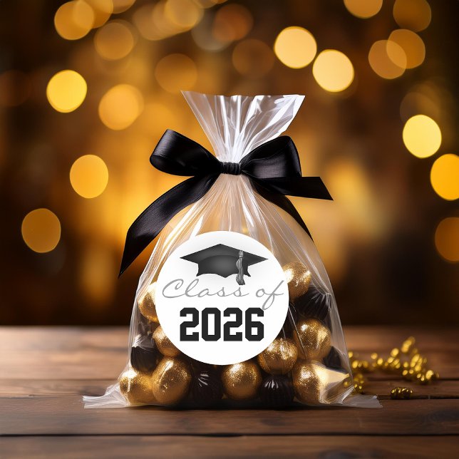 Adesivo Classe de Boné de formatura 2023 (Class of 2026 Graduation Cap Classic Round Sticker -- Envelope Seals or Favor Stickers)