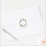 Adesivo Classe de Monograma de Farmhouse Christmas Greener<br><div class="desc">Apresentando nosso palito de natal Greenery Wreath Monograma Clássico! Este adesivo elegante é perfeito para adicionar um toque de verde botânico de inverno a qualquer superfície. Este adesivo é acentuado com um monograma preto e rodeado por uma coroa verde e branca. O adesivo pode ser personalizado com seu nome inicial,...</div>