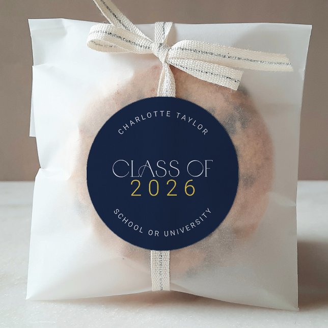 Adesivo Classe Dourada de Marinho Moderno de Graduação 202 (Modern Fete Navy Gold Class of 2026 Graduation Classic Round Sticker)