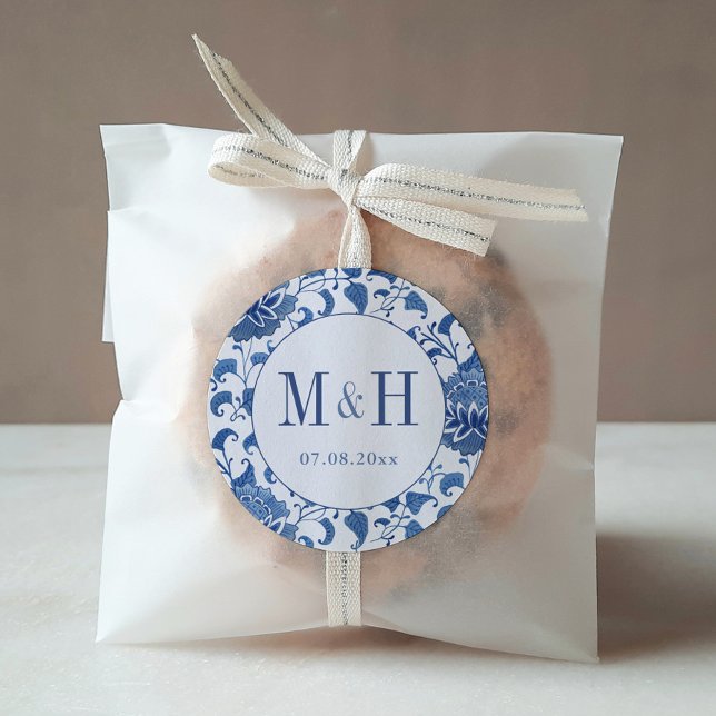 Adesivo Clássica Chinoiserie Monograma, Favor de Casamento (Elegant hand painted blue and white chinoiserie print background monogram wedding favor stickers)