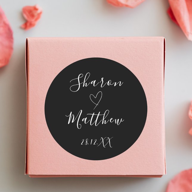 Adesivo Clássico Casamento com Letra Manual Preto e Branco (Handwritten script wedding sticker brings classic black and white charm to packaging.)