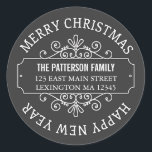 Adesivo Clássico Chalkboard Merry Christmas Label<br><div class="desc">Um alternativo bonito para uma etiqueta de endereço comum, esta versátil etiqueta de "Feliz Natal" e "Feliz ano novo" do círculo de férias ficará encantadora em todos os seus cartões de Natal e saudações. Com a borda de rolagem do rico ao redor do seu nome e endereço, esta etiqueta pareceria...</div>