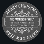 Adesivo Clássico Chalkboard Merry Christmas Label<br><div class="desc">Um alternativo bonito para uma etiqueta de endereço comum, esta versátil etiqueta de "Feliz Natal" e "Feliz ano novo" do círculo de férias ficará encantadora em todos os seus cartões de Natal e saudações. Com a borda de rolagem do rico ao redor do seu nome e endereço, esta etiqueta pareceria...</div>