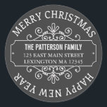 Adesivo Clássico Chalkboard Merry Christmas Label<br><div class="desc">Um alternativo bonito para uma etiqueta de endereço comum, esta versátil etiqueta de "Feliz Natal" e "Feliz ano novo" do círculo de férias ficará encantadora em todos os seus cartões de Natal e saudações. Com a borda de rolagem do rico ao redor do seu nome e endereço, esta etiqueta pareceria...</div>