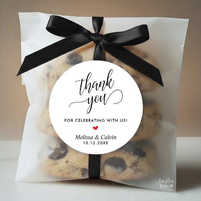 Adesivo Clássico do Casamento Moderno Obrigado Presentes (Modern Wedding Classy Thank You Gifts Classic Round Sticker in black and white, little red heart)