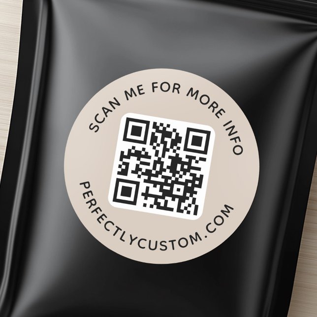 Adesivo Código QR e texto personalizado mocha marrom-claro (QR code and custom text light mocha brown Classic Round Sticker)