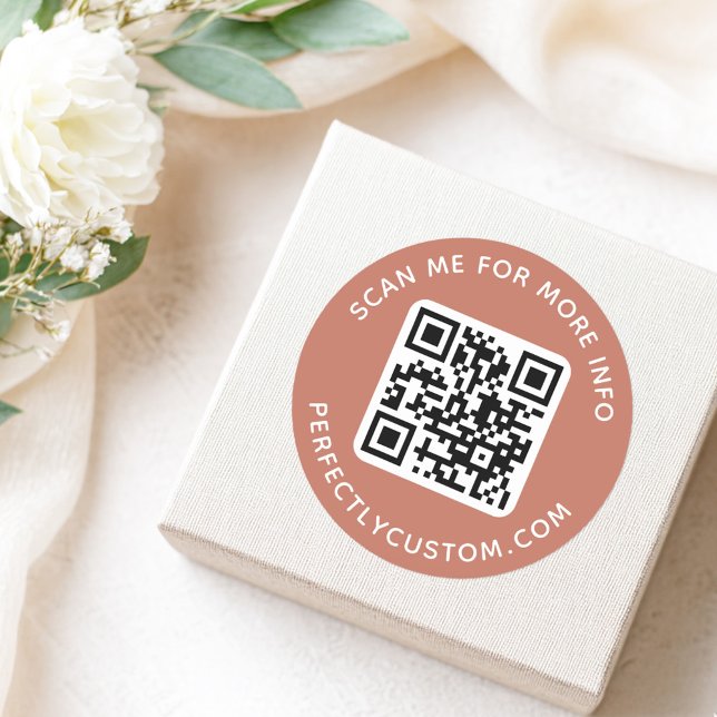 Adesivo Código QR e texto personalizado terracotta marrom (QR code and custom text terracotta brown Classic Round Sticker)