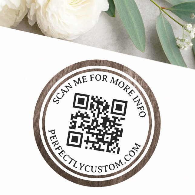Adesivo Código QR: texto elegante madeira castanha dupla f (QR code elegant text brown wood double border Classic Round Sticker)