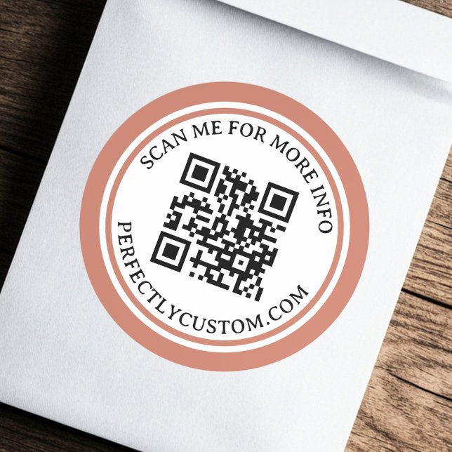 Adesivo Código QR texto elegante terracotta fronteira cast (QR code elegant text terracotta brown border Classic Round Sticker)