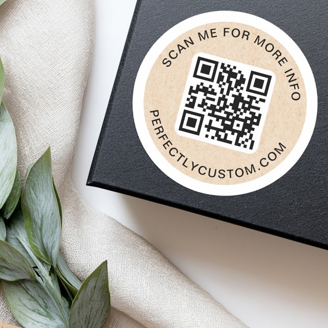 Adesivo Código QR texto personalizado Papel kraft tem aspe (QR code custom text Kraft paper look white border Classic Round Sticker)