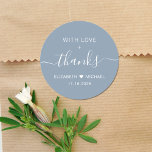 Adesivo Com Amor E Obrigados, Casamento Azul, Obrigado<br><div class="desc">Obrigado azul empoeirado que você cola para seus favores de recepção de casamento e cartas de agradecimento que contêm "Com amor   Obrigados" em uma simples tipografia branca e um elegante roteiro branco com pincéis,  seus primeiros nomes se juntaram por um coração e sua data de casamento.</div>