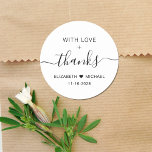 Adesivo Com Casamento De Amor Obrigado<br><div class="desc">Obrigado chique que você cola para seus favores de recepção de casamento e cartas de agradecimento que incluem "Com amor   Obrigados" em uma simples tipografia moderna e um roteiro elegante com baloiços,  seus primeiros nomes se juntaram por um coração e sua data de casamento.</div>