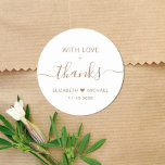 Adesivo Com Dourado Casamento De Script Obrigado<br><div class="desc">Obrigado chique que você cola para os favores da recepção de casamento e cartas de agradecimento que incluem "Com amor   Obrigados" em uma mistura de simples letras douradas e um elegante roteiro dourado com baloiços,  seus primeiros nomes se juntaram por um coração e sua data de casamento.</div>