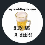 Adesivo Comprar-me um Camiseta de solteiro de cerveja e pr<br><div class="desc">Camisas de solteiro,  capuzes,  canecas,  cartões,  adesivos,  botões de solteiro,  e muito mais com uma caneca de cerveja gelada e texto que lê Bachelor Party Comprar Me a Cerveja!</div>